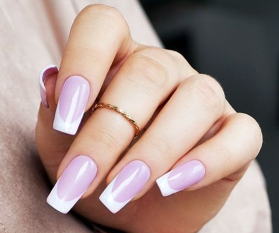 Klasyczny french manicure - jak uzyskać elegancki efekt na paznokciach hybrydowych?