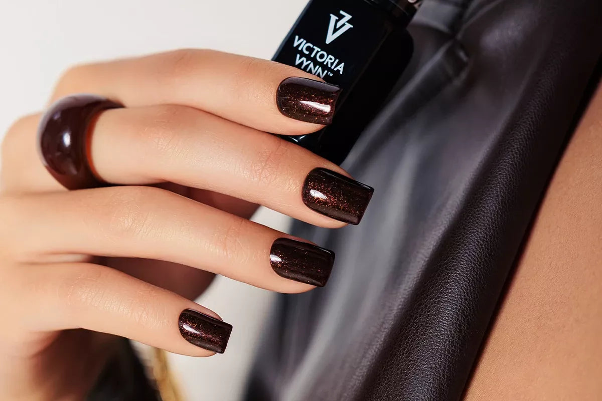 Victoria Vynn Lakier Hybrydowy 483 Gilded Ebony Brązowy ze Złotą Drobiną 8 ml