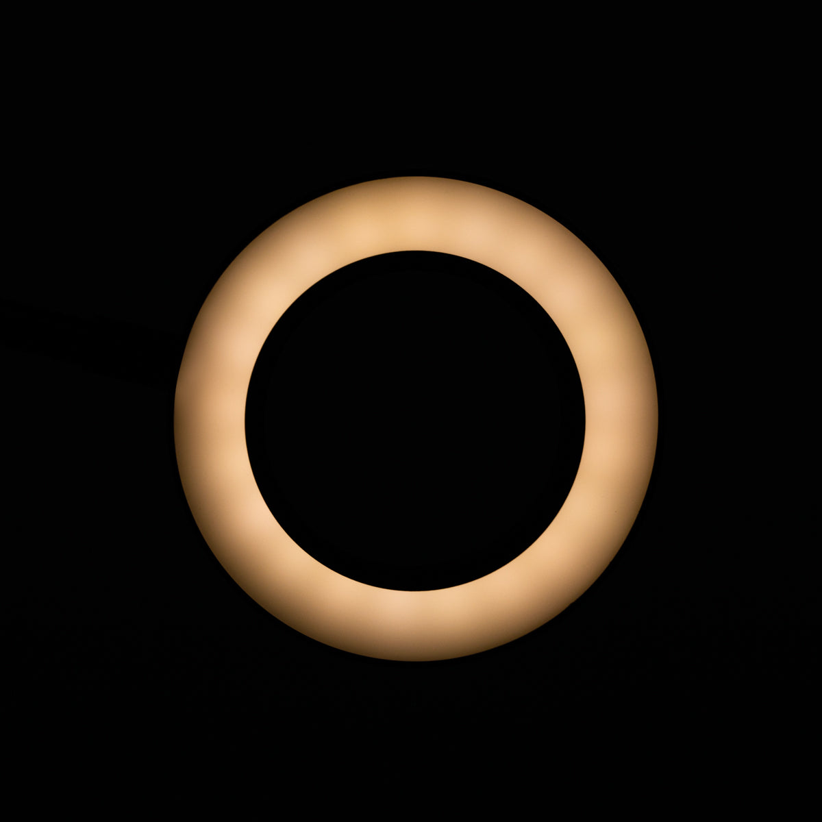 LAMPKA LUPA LED SNAKE RING NA BIURKO CZARNA