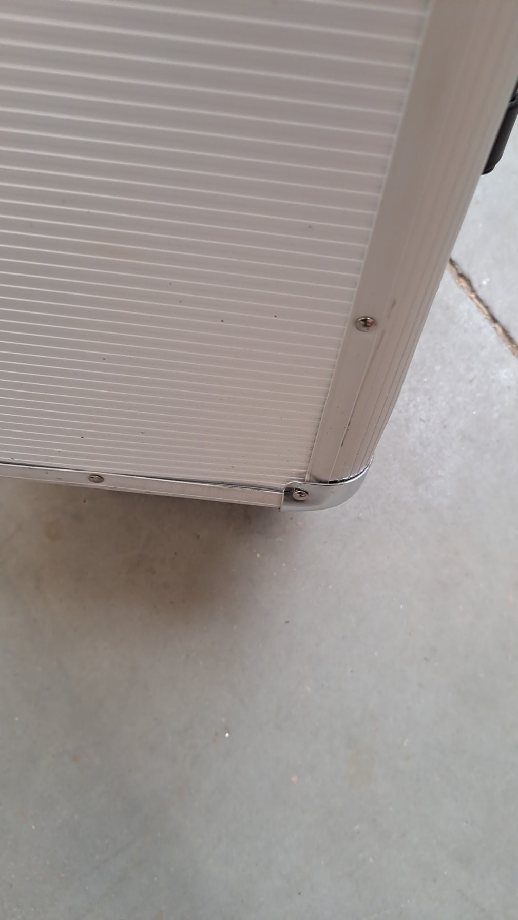 Kuferek Kosmetyczny Trolley TC009 Silver Strip Outlet