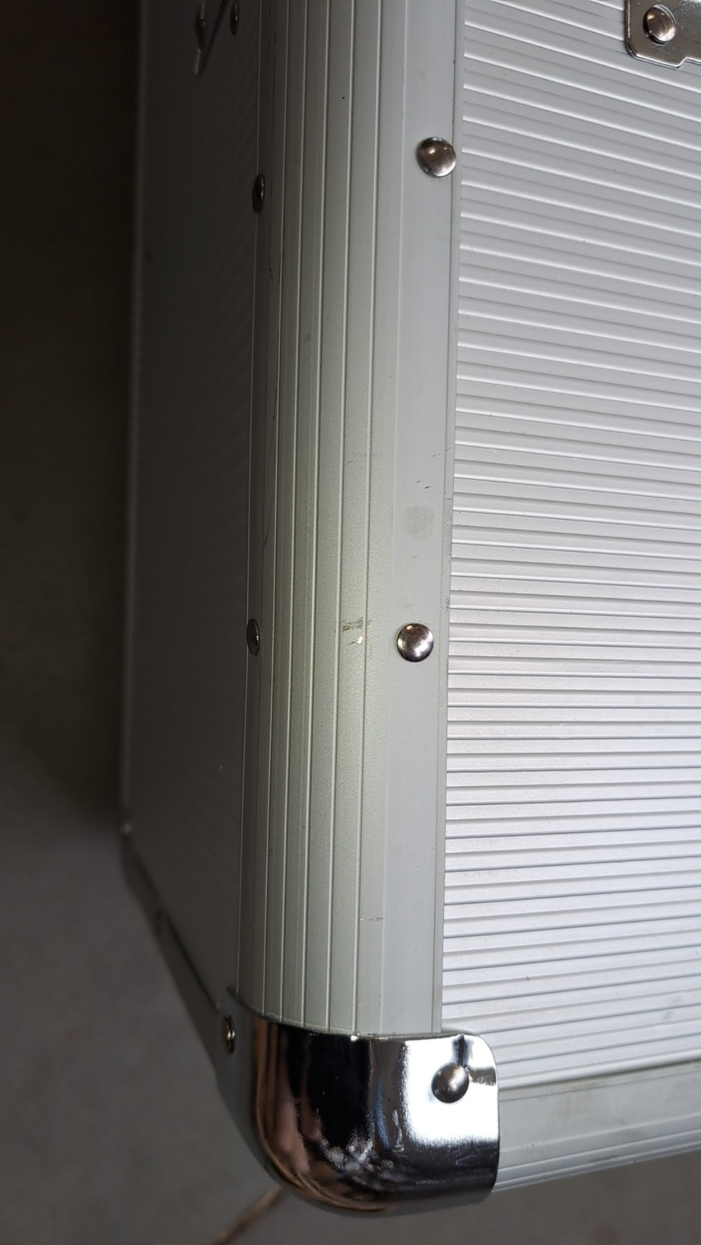 Kuferek Kosmetyczny Trolley TC009 Silver Strip Outlet