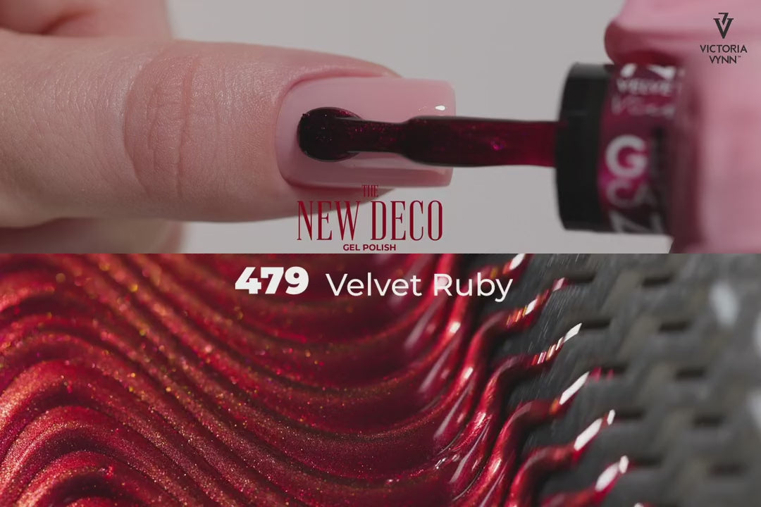 Załaduj wideo: Victoria Vynn Lakier Hybrydowy 479 Cat Eye Velvet Ruby Czerwony Magnetyczny 8 ml