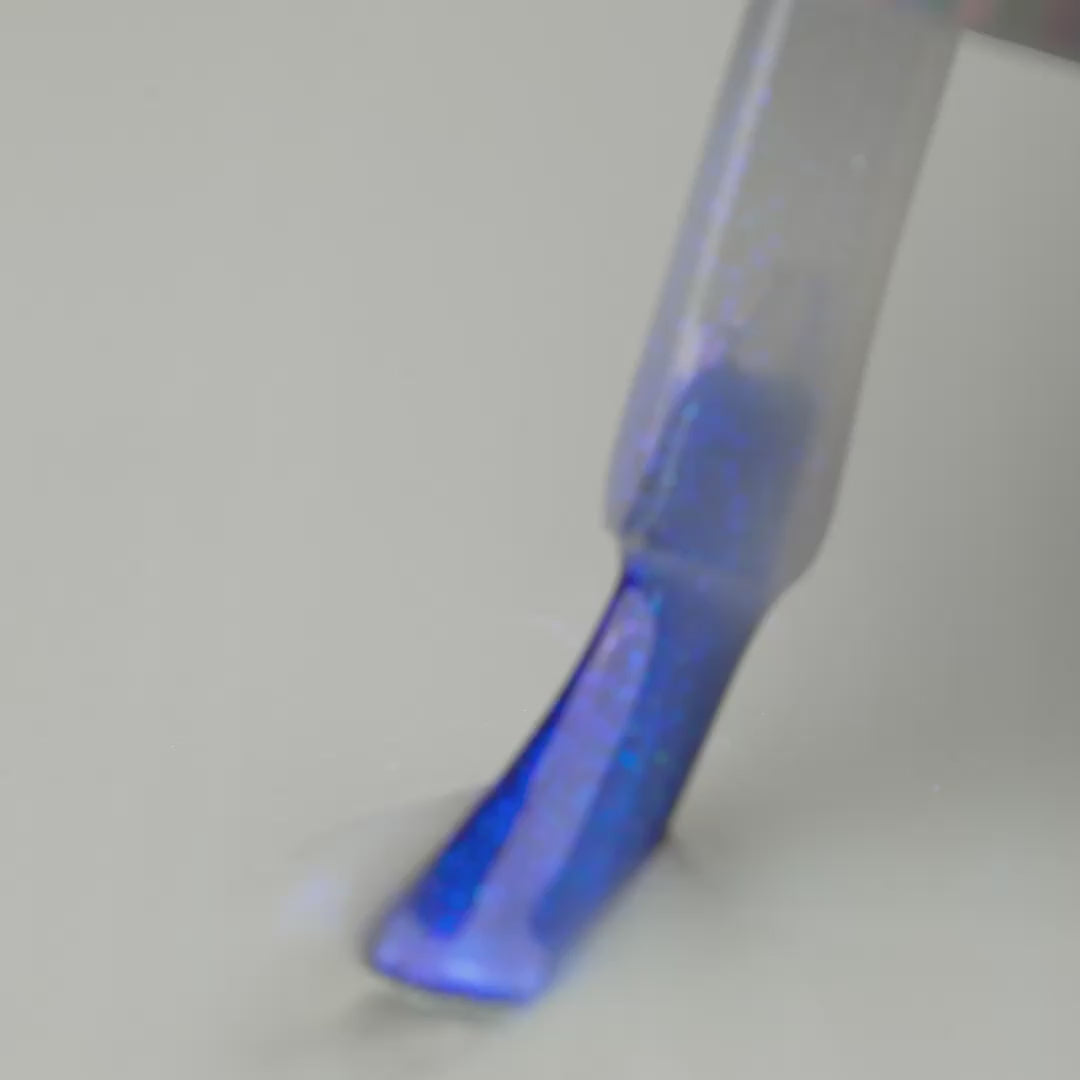 Załaduj wideo: Semilac Lakier Hybrydowy 986 Milky Blue Glow 7ml