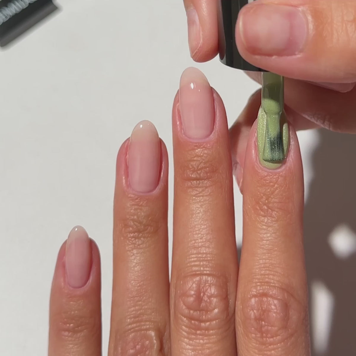 Załaduj wideo: Semilac Lakier Hybrydowy 732 Pistachio Latte Gloss 7 ml