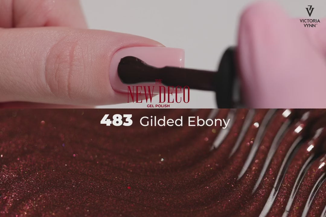 Załaduj wideo: Victoria Vynn Lakier Hybrydowy 483 Gilded Ebony Brązowy ze Złotą Drobiną 8 ml